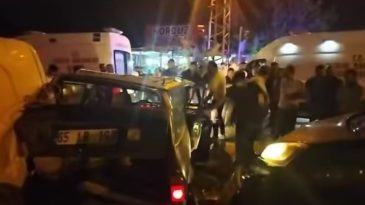 &Uuml;&ccedil; Ara&ccedil;lı Zincirleme Kaza: 5 Kişi Yaralandı