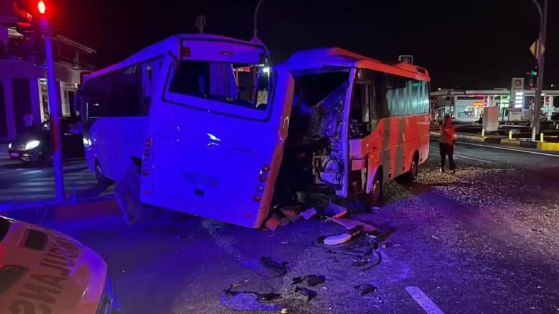 Üç Midibüs Çarpıştı, Ortalık Savaş Alanına Döndü