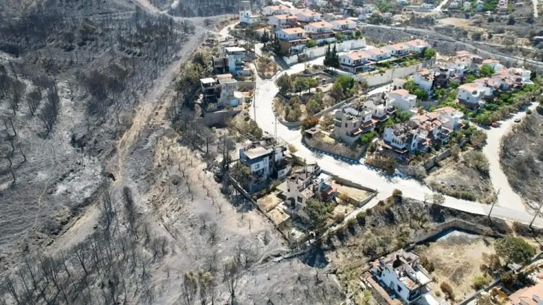 Üzücü Rakamı Bakan Açıkladı: İzmir'de 110 Konut Yandı