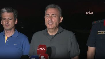 Vali Elban'dan &Ccedil;eşme'deki Yangınla İlgili Bilgilendirme: &Uuml;&ccedil; K&ouml;y Boşaltıldı, M&uuml;dahale S&uuml;r&uuml;yor