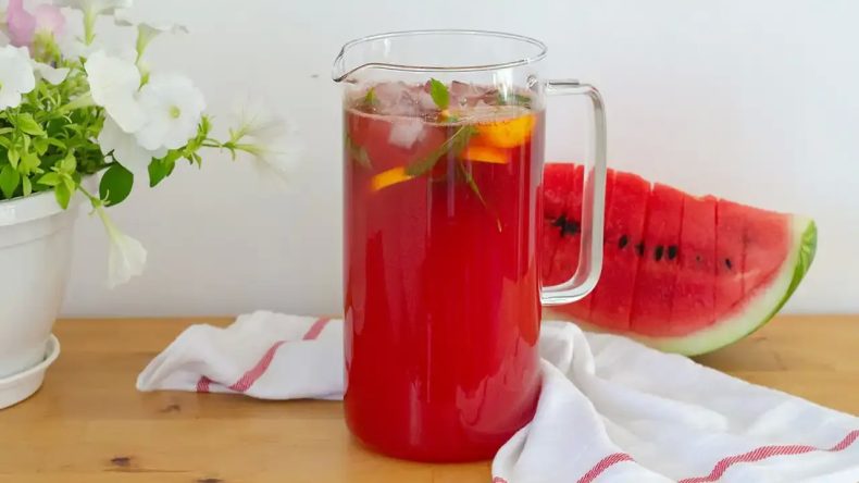 Yaz Aylarının Ferahlatıcı İçeceği: Karpuzlu Limonata