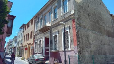 Zeki Demirkubuz'un İzmir'de Film &Ccedil;ektiği Otel Kapandı!