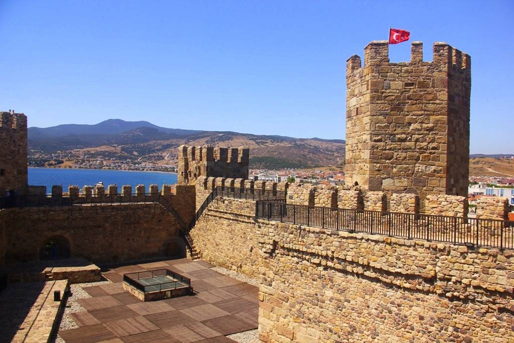 Çandarlı Kalesi