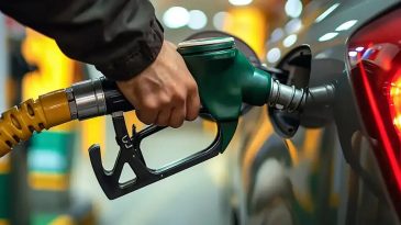 Akaryakıta Yeni Zam Geliyor: 3 Ağustos Gecesi Benzin ve Motorine 1 TL'nin &Uuml;zerinde Artış Olacak
