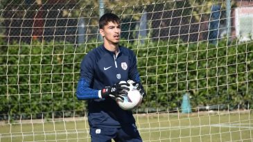 Altınordu'nun Kalesi Emniyet Altında: Eldivenler Genç Kaleciye Emanet Edildi!