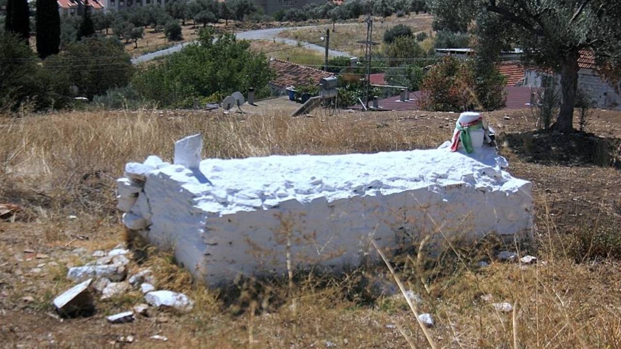 Emir Dede Türbesi