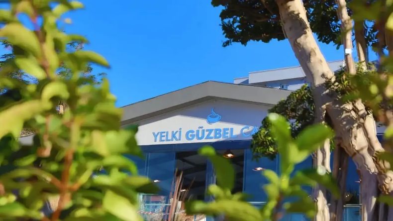 Belediyeden İzmirlilere büyük hizmet: Bu kafede çay 10, pizza 200 TL