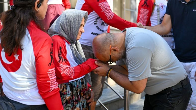 Bornova’dan özgürlüğe pedallıyoruz: Bisikletçiler Türk Bayrağı ile yola çıktı