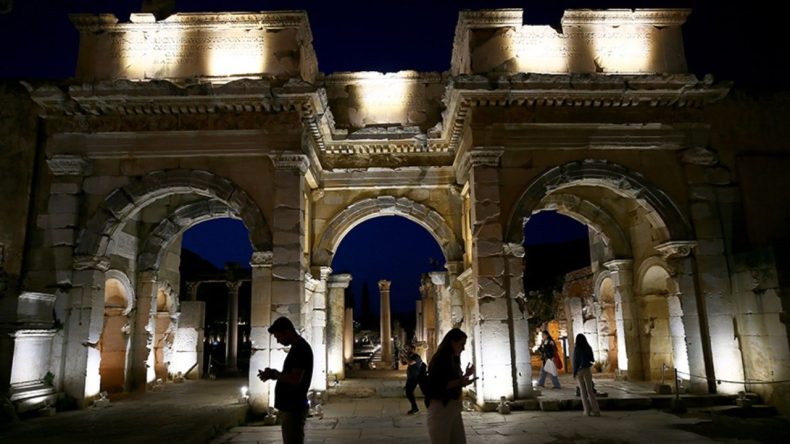 Burası Roma’da değil İzmir’de: Üstelik gece geç saatlere kadar ziyaret edilebilir