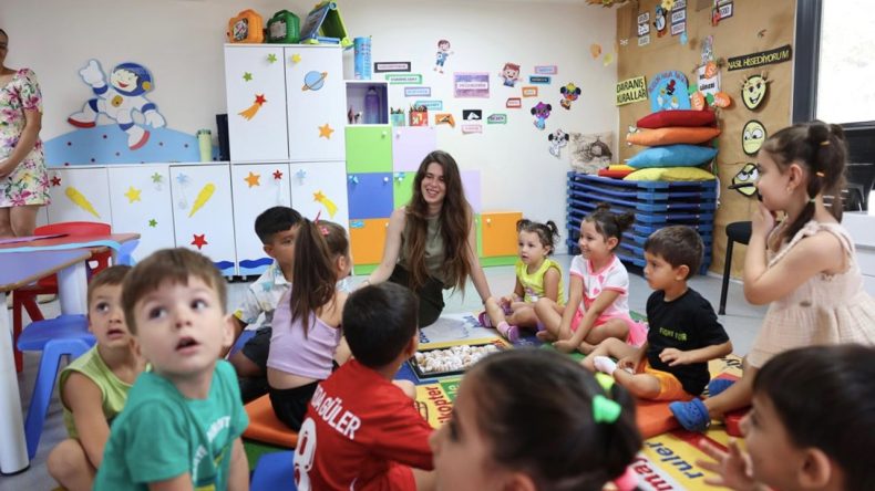 Çeşme'de Keyifli Anlar: Başkan Denizli, Miniklerle Bir Araya Geldi
