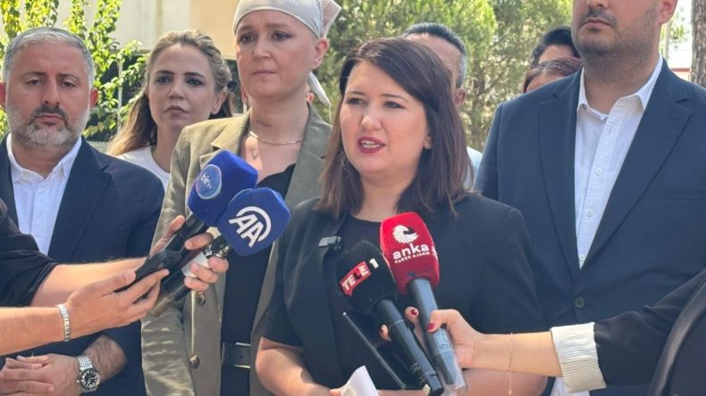 CHP İzmir'den Cezaevi Önünde Açıklama: İlk Duruşmada Serbest Bırakılmalarını Talep Ediyoruz!