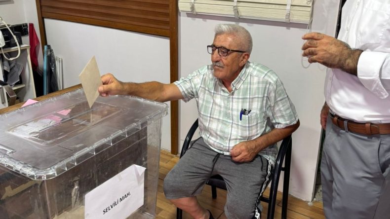 CHP İzmir’de delege seçimleri başladı: Karabağlar Selvili Mahallesi sandığa tek listeyle gitti