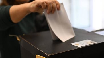 CHP Menderes'te Beyaz Zarf Tartışması: Parti &Uuml;yeleri Tepkili!