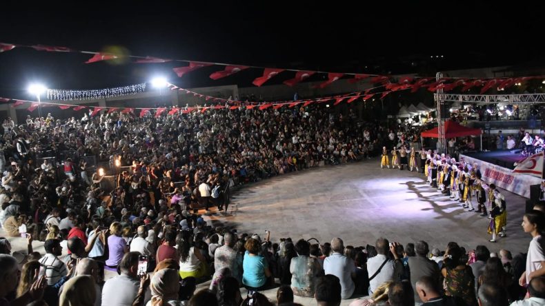 Dansın kalbi İzmir'de attı: 8 &uuml;lkeden sanat&ccedil;ılar sahne aldı!