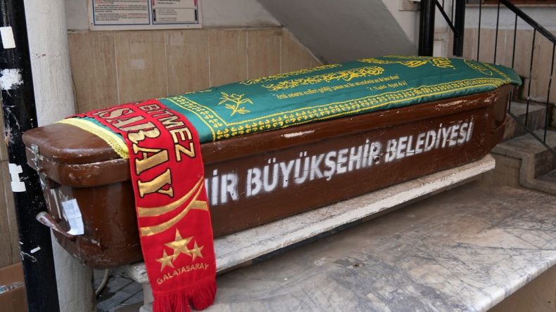 Darp Edilen Genç, İzmir'de Son Yolculuğuna Uğurlandı