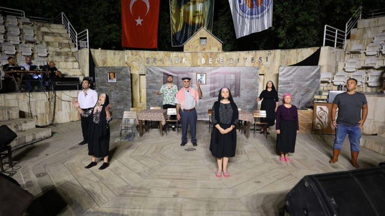 Efes Selçuk’ta Tiyatro Coşkusu: İzleyenler Ayakta Alkışladı
