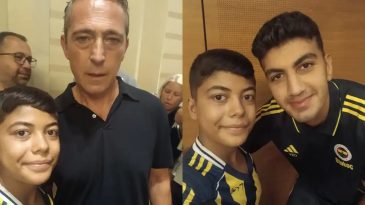 Fenerbahçe Takımı İzmir'de: Başkan Ali Koç Forma İmzaladı