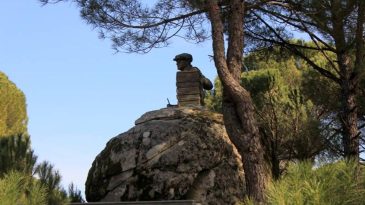 Fıstık &Ccedil;amlarının Arasında İzmir&rsquo;in Eşsiz Atat&uuml;rk Heykeli