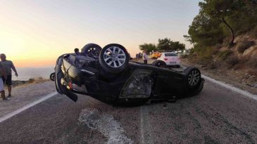 Fo&ccedil;a'da Alkoll&uuml; S&uuml;r&uuml;c&uuml; Kaza Yaptı: 3'&uuml; &Ccedil;ocuk 4 Kişi Yaralandı