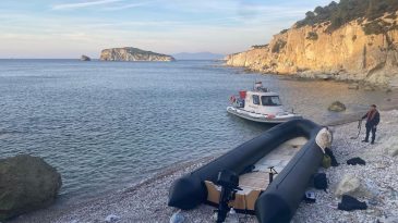 Fo&ccedil;a'da lastik bot durduruldu: 2'si &ccedil;ocuk 24 g&ouml;&ccedil;men kurtarıldı