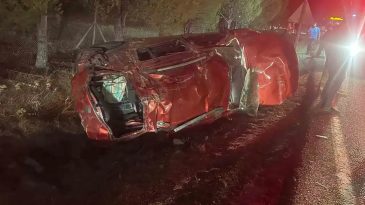 Fo&ccedil;a'da Otomobil Takla Attı: 4 Gen&ccedil; Ağır Yaralı