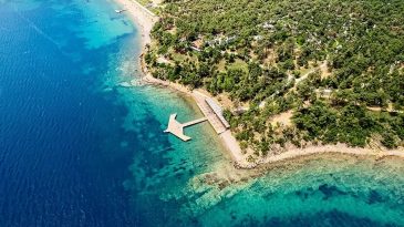 G&ouml;ren İzmir Sanıyor: U&ccedil;suz Bucaksız Ormanlık Alanda Cam Gibi Berrak Suya Sahip Hayranlık Uyandıran Plaj