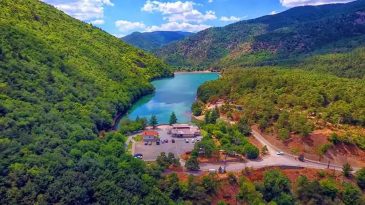 G&ouml;ren &Ouml;demiş sanıyor: Z&uuml;mr&uuml;t yeşili rengi ve yemyeşil ağa&ccedil;larıyla yazın serinlemek isteyenlerin uğrak noktası