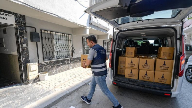 İzmir Büyükşehir'den İhtiyaç Sahiplerine Destek: Gıda Paketleri Dağıtımına Başlandı!