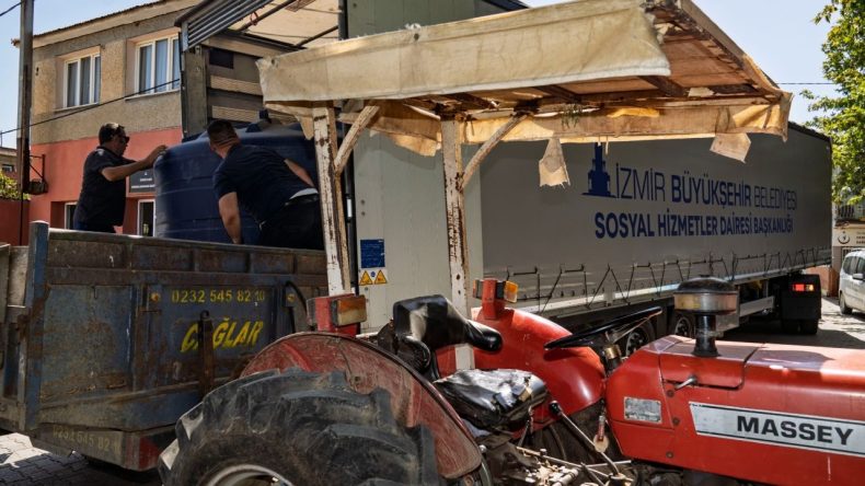 İzmir Büyükşehir’den Yangın Bölgesine Hayati Destek: Su Deposu Dağıtımı Başladı