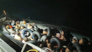 İzmir A&ccedil;ıklarında İki Operasyon: 62 Ka&ccedil;ak G&ouml;&ccedil;men Kurtarıldı