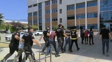 İzmir Emniyeti&rsquo;nden fuhuş operasyonu: 3 kişi tutuklandı