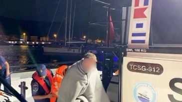 İzmir Karaburun A&ccedil;ıklarında Tekne Faciası &Ouml;nledi: 3 Kişi Kurtarıldı