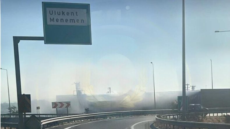 İzmir Otoyolunda Fabrika Yangını: Seyrek ve Ulukent Trafiği Menemen’e Yönlendirildi