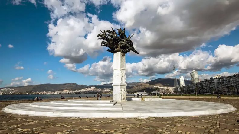 İzmir'in Gündoğdu Meydanı'ndaki Cumhuriyet Ağacı'nın Anlamı Nedir?