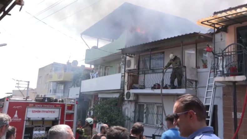 İzmir'in Kalbinde Çıkan Yangın: Ekipler Müdahale Ediyor