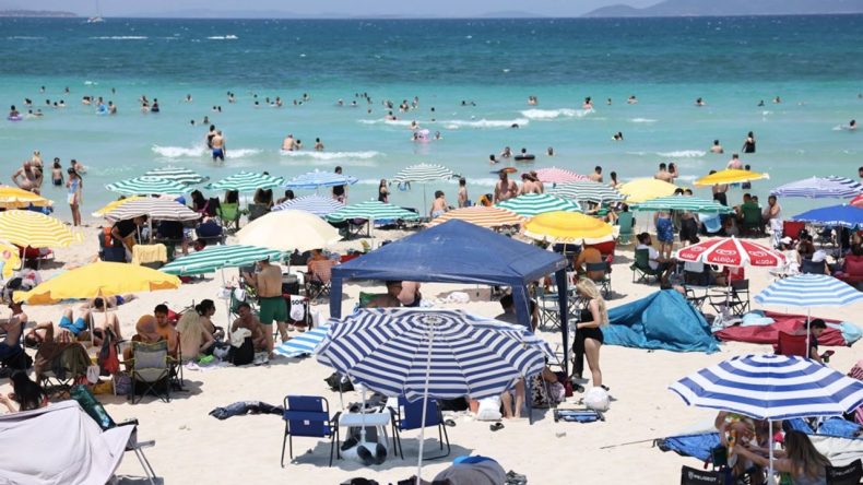 İzmir'in Ücretsiz Plajları Ödül Aldı: Kalite Tescillendi, Vatandaşlar Akın Edecek!