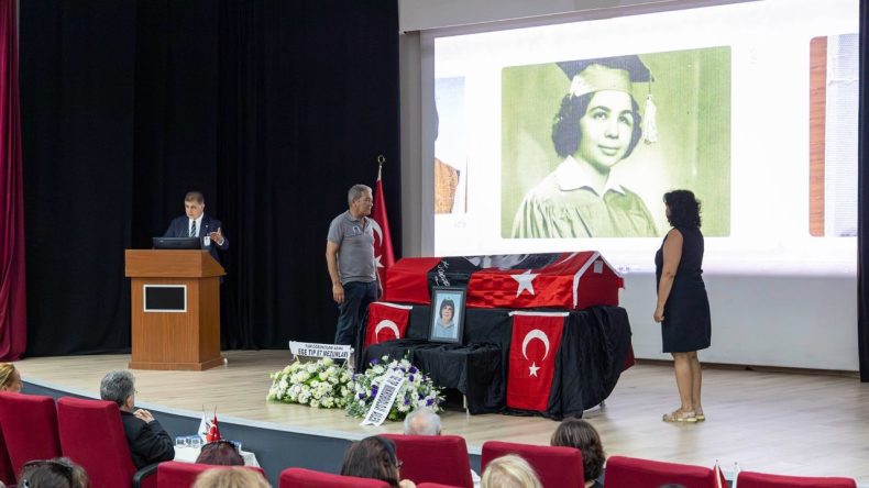 İzmir'de Acı Gün: Prof. Dr. Emel Tümbay'ın Cenazesinde Duygusal Anlar