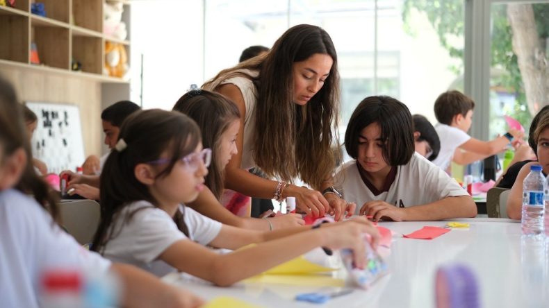 İzmir'de çocuklar hem eğleniyor, hem öğreniyor: Ücretsiz atölyeler devam edecek!