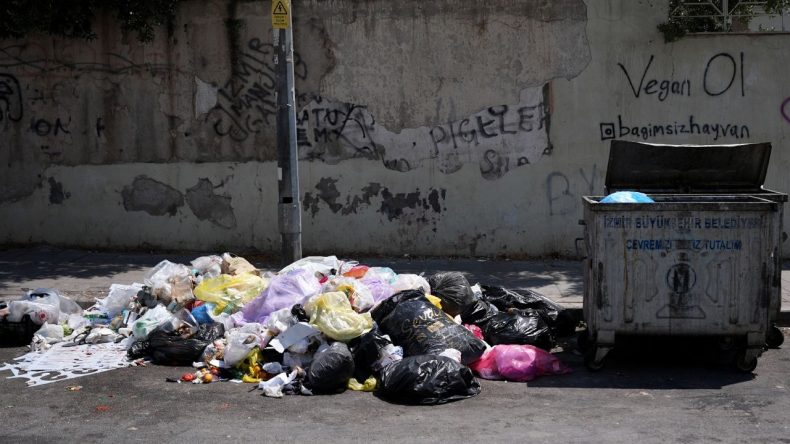 İzmir'de Çöp Problemi: "Nefes Alamıyoruz!"