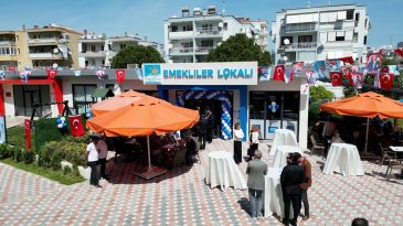 İzmir'de Emeklilere &Ouml;zel Yeni Lokasyon: &Ccedil;ay 5, Kahve 10 TL!