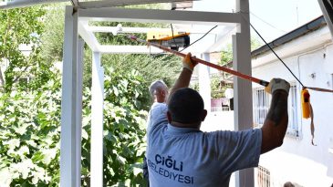 İzmir'de engelli vatandaşa belediye desteği: Evine asans&ouml;r yapıldı!