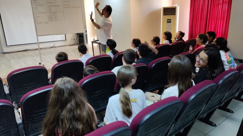 İzmir'de Genç Tiyatrocular Sahnede: Yeni Sezon Başlıyor!
