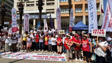 İzmir'de Kamu Emek&ccedil;ileri, 'Tek Ayaklı TİS'e Karşı Sokağa İndi: TİS Tiyatroya D&ouml;nm&uuml;şt&uuml;r!