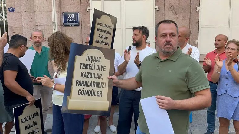 İzmir'de Kooperatif Mağdurları Belediyenin Kapısına Dayandı: Depremde Can Kaybı Olursa Sorumlu Cemil Tugay'dır