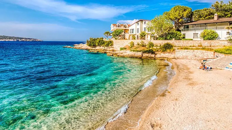 İzmir'de Maldivleri Aratmayacak Bir Plaj: Deniz Gözlüğünüzü Yanınıza Alın, Balıklarla Yüzeceksiniz