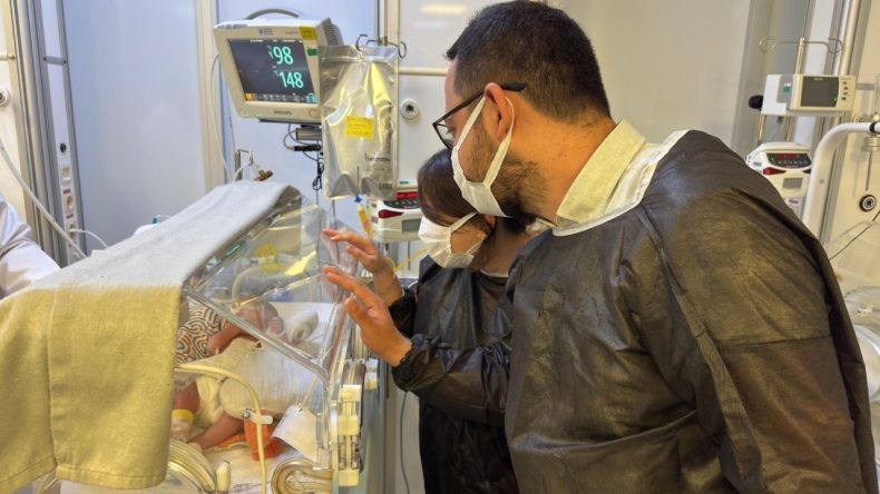 İzmir'de Mucize: Organları Dışarıda Doğan Bebek Hayata Tutundu!