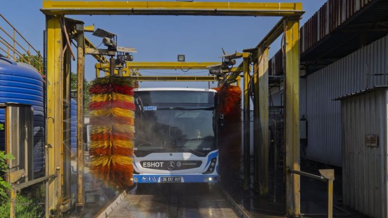 İzmir'de Otobüsler Su Kaynakları Korunarak Temizleniyor