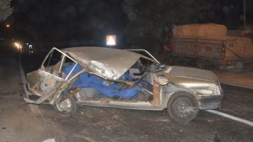 İzmir'de Otomobil ile Kamyon Çarpıştı