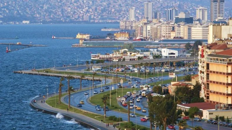 İzmir'de Özelleştirme Hareketliliği: Denize Sıfır Milyarlık Parseller İçin Teklifler Geliyor