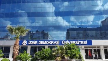İzmir'de Rekt&ouml;re Su&ccedil; Duyurusu: S&uuml;resi Doldu, H&acirc;l&acirc; G&ouml;revde!